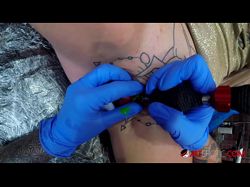 ❤️ Extrem tattooed Hottie Sully Savage krut en Tattoo op hirem Klitoris ️❌ Pornovideo op lb.ttsex.ru ️❤